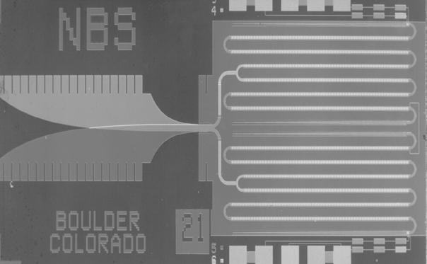 Ce circuit, qui contient 3020 jonctions Josephson, permet de générer une tension référence de 1 volt très précisément, et peut servir pour calibrer des appareils de mesure<br/>Crédit : National Institute of Standards and Technology, USA 