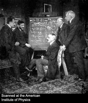Albert Einstein, Paul Ehrenfest, Paul Langevin, Kammerlingh Onnes, et Pierre Weiss 