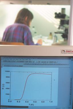 Mesure d’une transition supraconductrice par mesure de résistance, CNRS Photothèque / Laurence MEDARD
