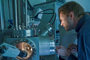 La physique quantique peut s’observer avec des outils comme ce microscope à effet tunnel , crédits CNRS Photothèque / Hubert RAGUET