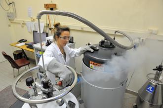 Transfert d’hélium liquide dans un appareil de mesure, CNRS Photothèque / Benoît RAJAU